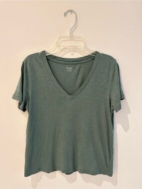 Madewell Whisper Slub Cotton V-Neck Short Sleeve Tee in Sage Green
